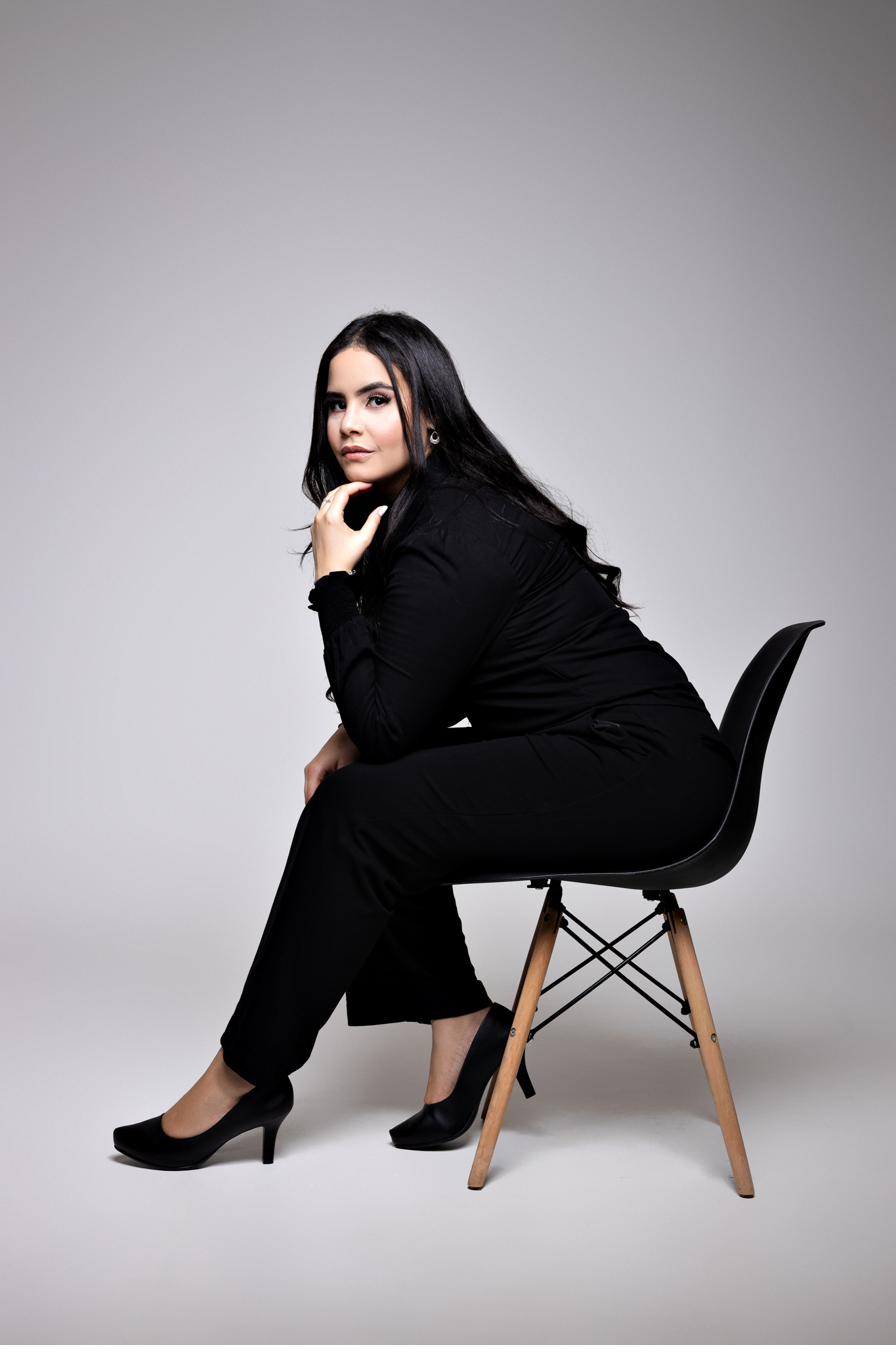 Dra. Luana Souza Santos sentada, postura profissional